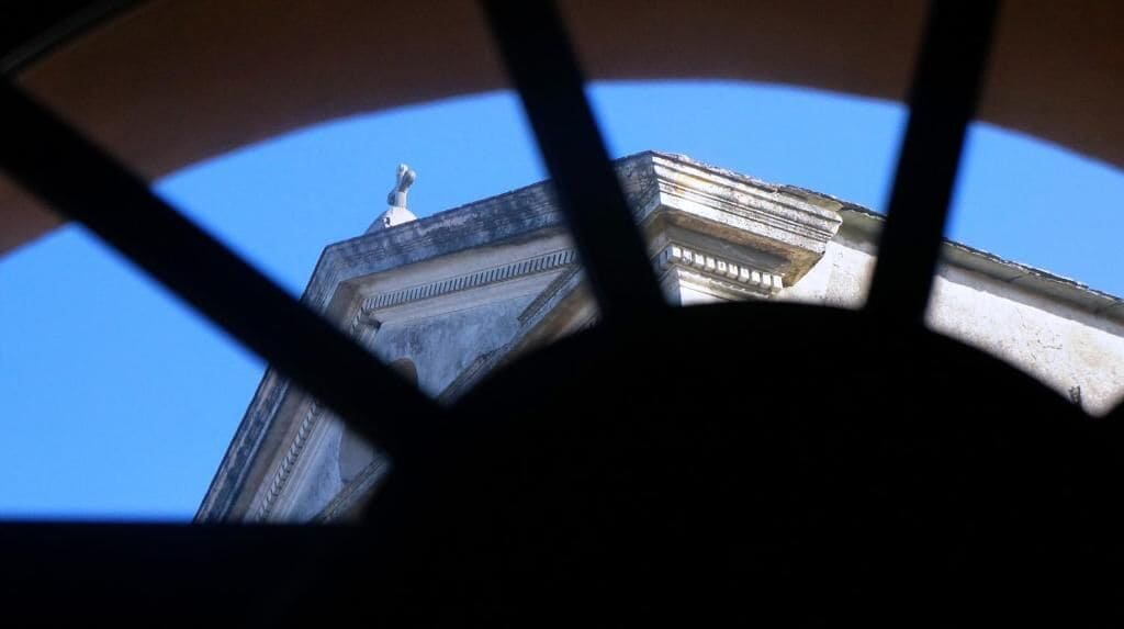 Vista de la esquina de un edificio a través de un marco de ventana.