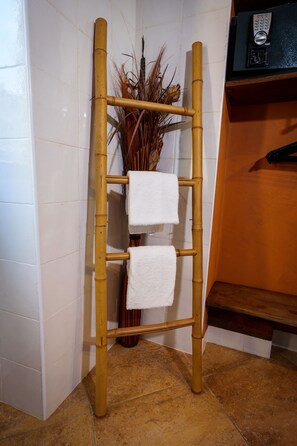 Chambre Double Supérieure, vue mer | Salle de bain | Sèche-cheveux