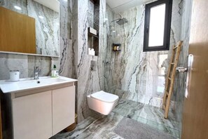Haartrockner, Handtücher, Seife, Shampoo