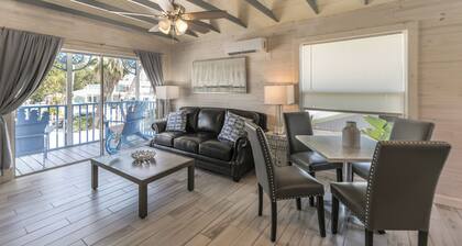 1-bedroom second floor Captiva Suite, walking distance to beach