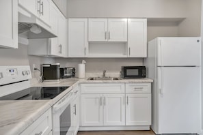Fridge, oven, stovetop, coffee/tea maker