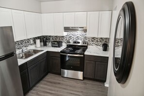 Kühlschrank, Ofen, Herdplatte, Wasserkocher mit Kaffee-/Teezubehör