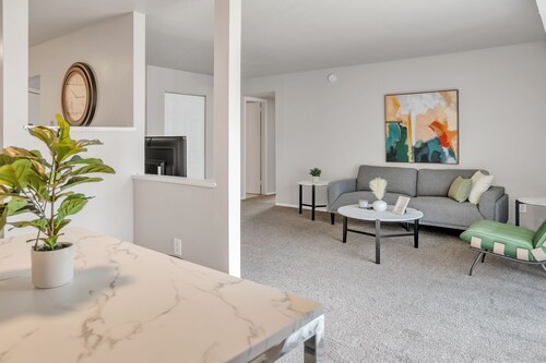 Spacious Retreat I Balcony I Parking I Chateau