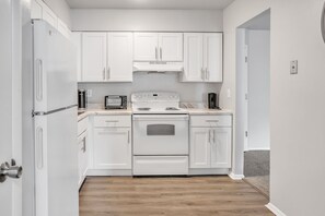 Kjøleskap, ovn, kokeplater og kaffetrakter/tekoker