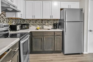 Réfrigérateur, four, plaque de cuisson, cafetière/bouilloire