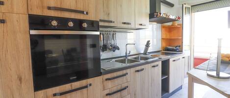 Fridge, oven, stovetop, cookware/dishes/utensils