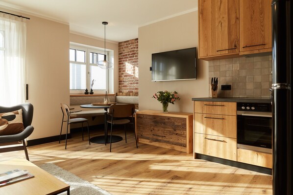 Fridge, oven, stovetop, dishwasher