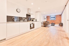 Frigorífico, microondas, horno y placa de cocina