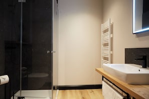 Bruser, hårtørrer, håndklæder