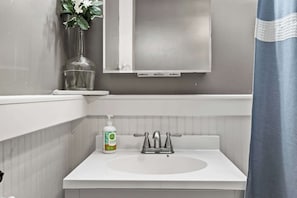 Douche, sèche-cheveux, serviettes fournies