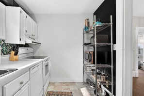 Fridge, microwave, oven, stovetop - Cozy unit in prime location for business stays! (Louisville)
