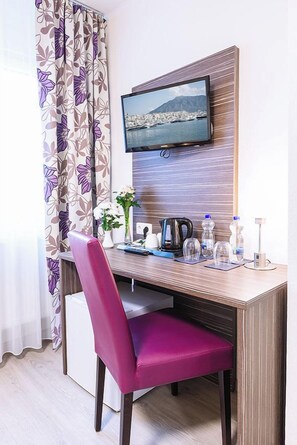 Basic Double Room, 1 Queen Bed | Bathroom