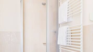 Standard-Einzelzimmer, 1 großes Einzelbett | Badezimmer | Dusche, Haartrockner, Handtücher, Seife