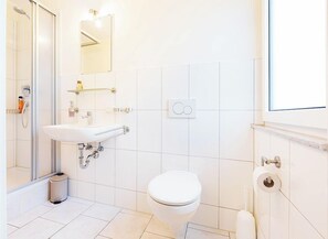 Basic Double Room, 1 Queen Bed | Bathroom