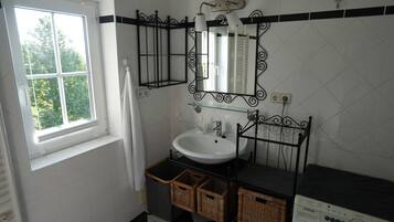 Regadera, amenidades de baño gratuitas, secadora de cabello, toallas
