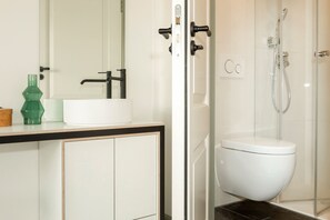 Habitación City doble, vistas al canal | Baño | Ducha, cabezal de ducha con hidromasaje, secador de pelo y toallas