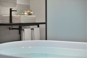 Haartrockner, Handtücher, Seife, Shampoo