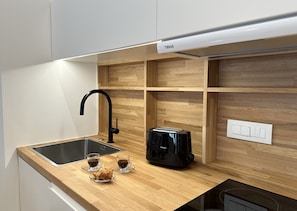 Fridge, microwave, stovetop, dishwasher