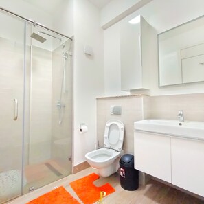 Departamento urbano | Baño | Regadera, regadera tipo lluvia, amenidades de baño gratuitas, bidet