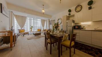 Departamento empresarial | Área de sala de estar | Smart TV de 34 pulgadas con canales digitales