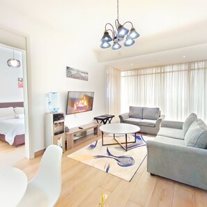 Departamento urbano | Área de sala de estar | Smart TV de 34 pulgadas con canales digitales