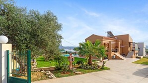 A modern building with a pool, a staircase, and a view of the sea. - Villa Roula 3BR Seaview Villa in Chania (Chania)