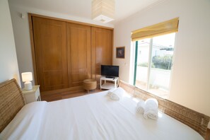 4 bedrooms, iron/ironing board, free WiFi, bed sheets