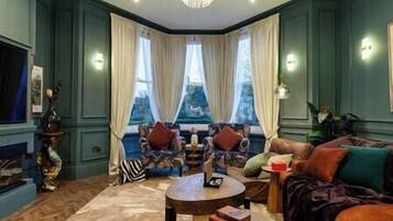 Smart TV, fireplace, books