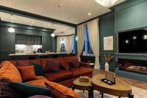 Smart TV, lareira, livros