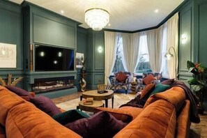 Una Smart TV, una chimenea, libros