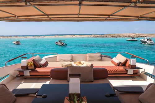 House of Hütter - Goldfinger Floating Home