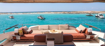 House of Hütter - Goldfinger Floating Home