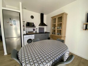 Køleskab, kogeplade, kaffe-/temaskine, brødrister