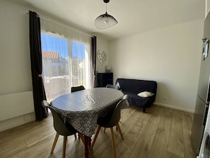 Dining - Comfortable T1 Bis in Itxassou with Garden, Pets Allowed (Itxassou)