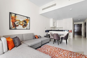 Appartement Confort, balcon, vue sur la ville | Aire de séjour | Téléviseur connecté de 50 po avec télévision par câble