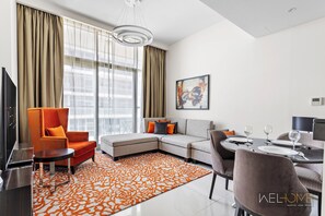 Leilighet – comfort, balkong, byutsikt | Oppholdsområde | En 50-tommers smart-TV med kabel-kanaler