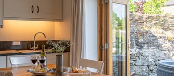 Woodcroft Cottage - a cottage that sleeps 4 guests in 2 bedrooms