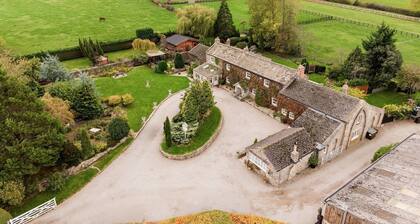 Sun Hill Cottage - a cottage that sleeps 6 guests in 3 bedrooms