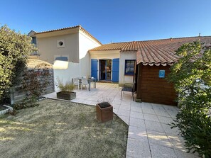 Outdoor dining - Charming Beachside Cottage with Pool Access, Garden, and Private Parking (Saint-Hilaire-de-Riez)