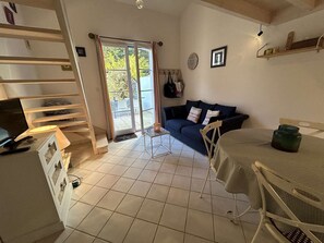 TV - Charming Beachside Cottage with Pool Access, Garden, and Private Parking (Saint-Hilaire-de-Riez)