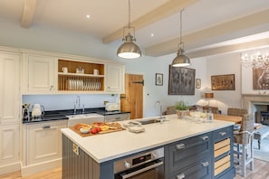 Fridge, microwave, oven, stovetop - Sun Hill Farmhouse -  a cottage that sleeps 10 guests  in 5 bedrooms (Leyburn)