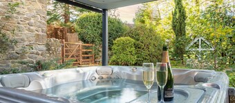 Sun Hill Farmhouse -  a cottage that sleeps 10 guests  in 5 bedrooms