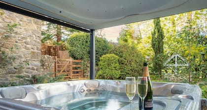 Sun Hill Farmhouse - a cottage that sleeps 10 guests in 5 bedrooms