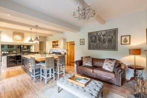 Smart TV, caminetto, impianto stereo