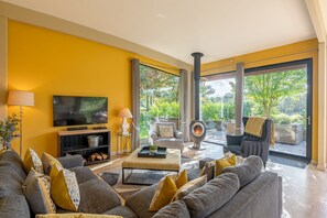 Smart-TV, Kamin, Stereoanlage