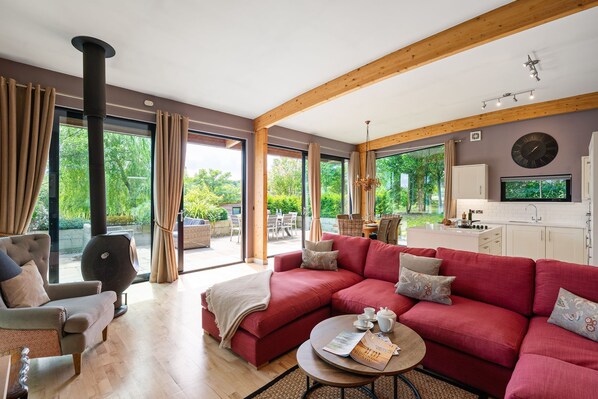 Smart TV, fireplace, stereo