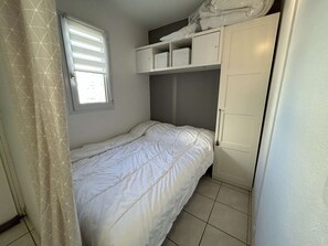 Room - Studio cabin 3/4 sleeps with balcony and parking in Saint-Hilaire-de-Riez (Saint-Hilaire-de-Riez)