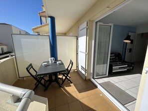 Outdoor dining - Studio cabin 3/4 sleeps with balcony and parking in Saint-Hilaire-de-Riez (Saint-Hilaire-de-Riez)