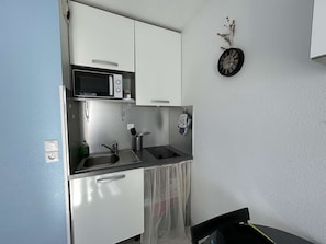 Kühlschrank, Mikrowelle, Herdplatte, Wasserkocher mit Kaffee-/Teezubehör