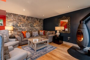 Een smart-tv en een open haard